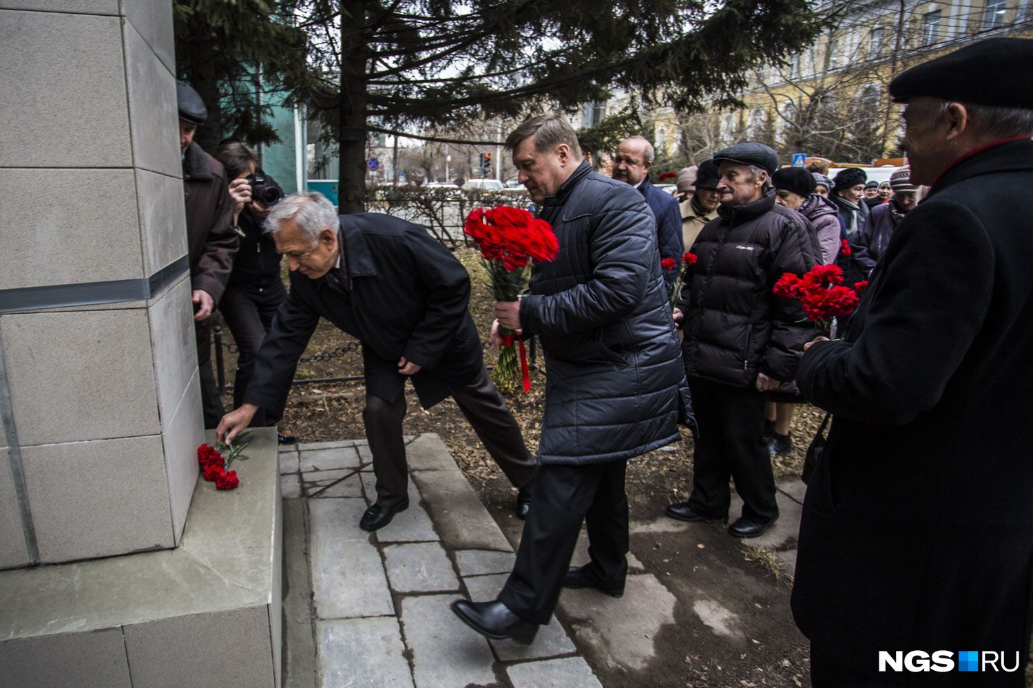 Участники праздника положили гвоздики под бюст Ленина. На фото на первом плане — мэр Анатолий Локоть с цветами в руках