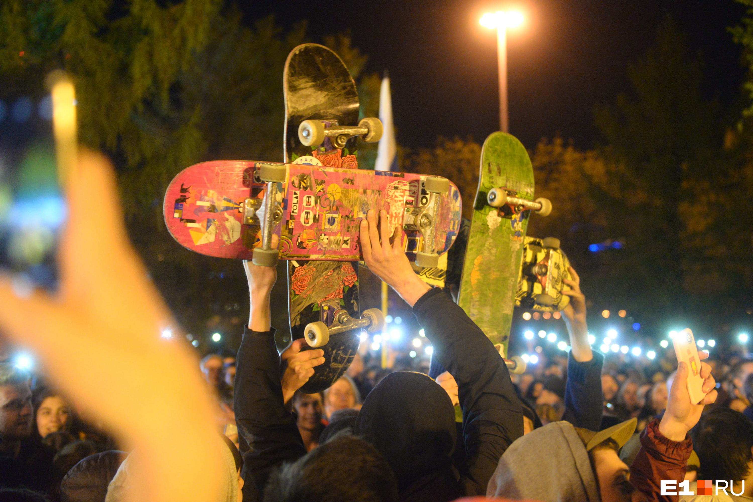 Среди участников акции протеста были молодые люди, которые решили выразить свое отношение к идее строительства храма в сквере с помощью скрещенных скейтов