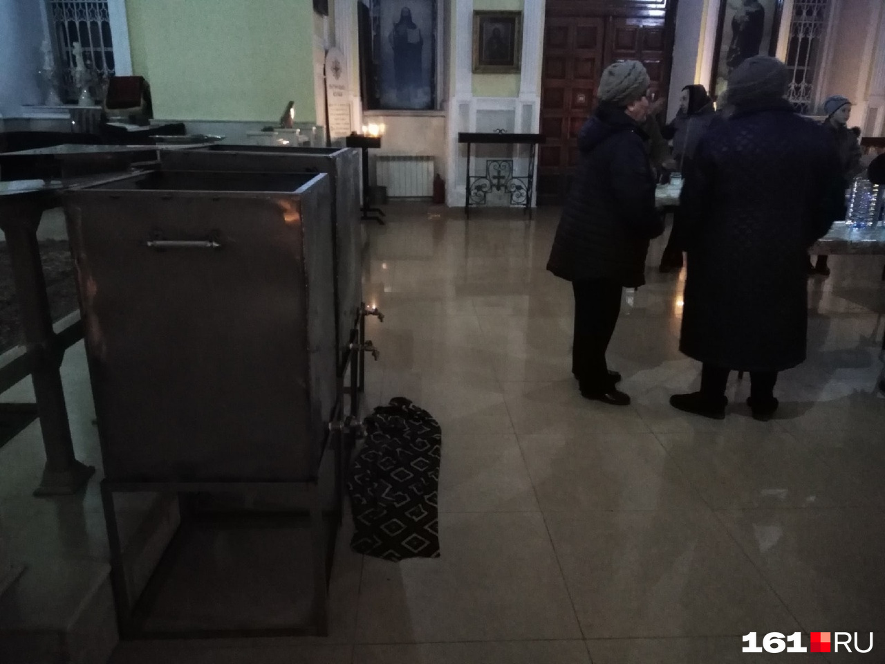 Тут можно умыться тем, кто не хочет нырять. Воду отсюда не набирают, приносят с собой Тут можно умыться тем, кто не хочет нырять. Воду отсюда не набирают, приносят с собой