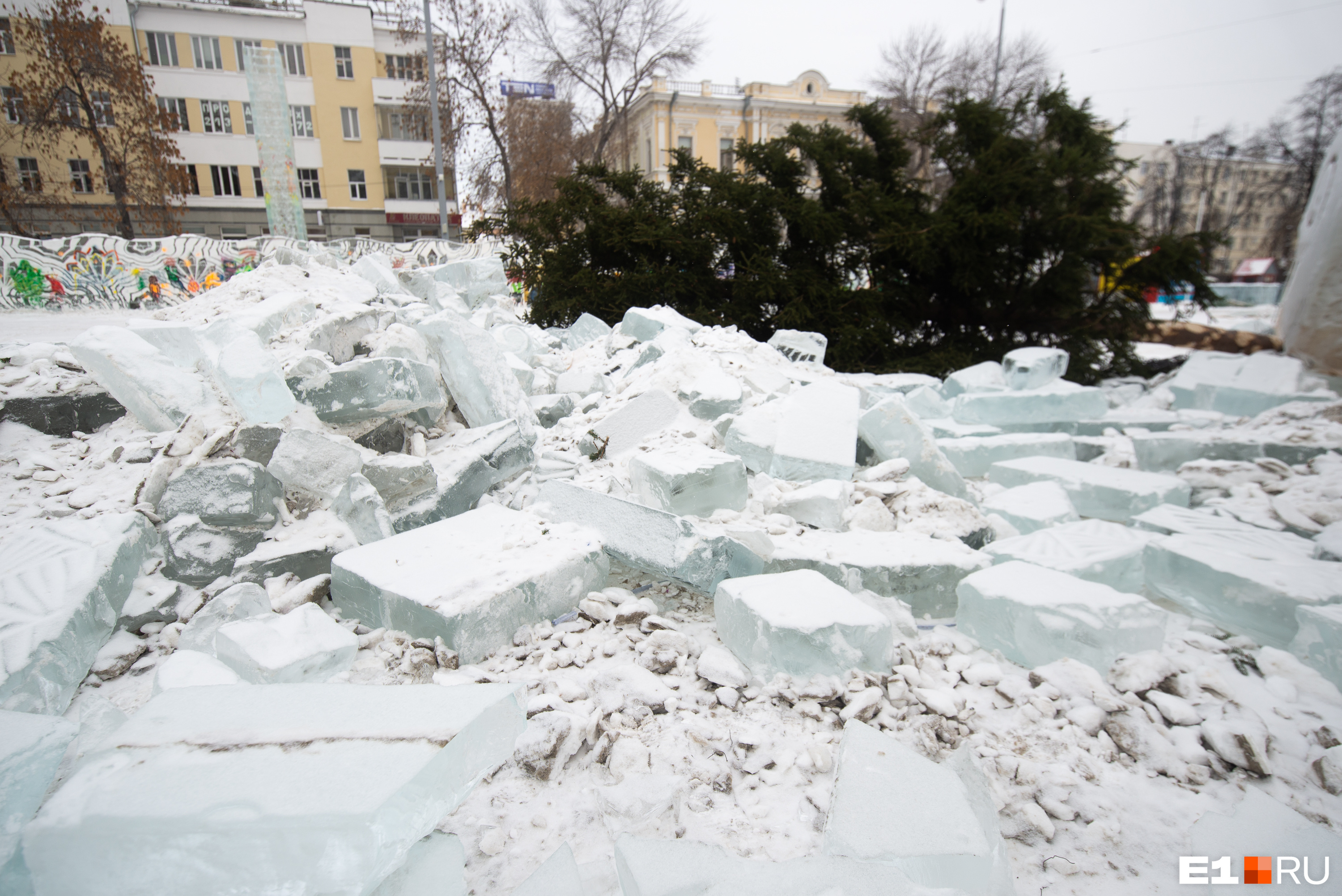 кубик льда картинка на белом фоне. ограждение ледового городка. торосы на байкале. ледяные разобрать. разбор слова по составу ледяная.