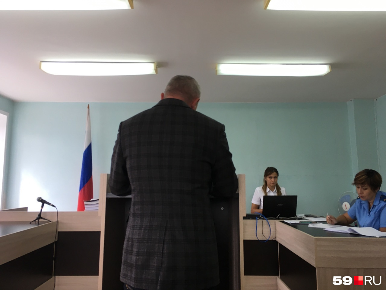 Директор школы говорит, что не знал о проблемах ученицы Директор школы говорит, что не знал о проблемах ученицы
