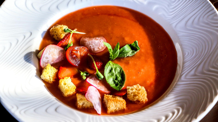 Суп из томатов с клубникой и классическая окрошка. Публикуем рецепты летних блюд от шеф-поваров
