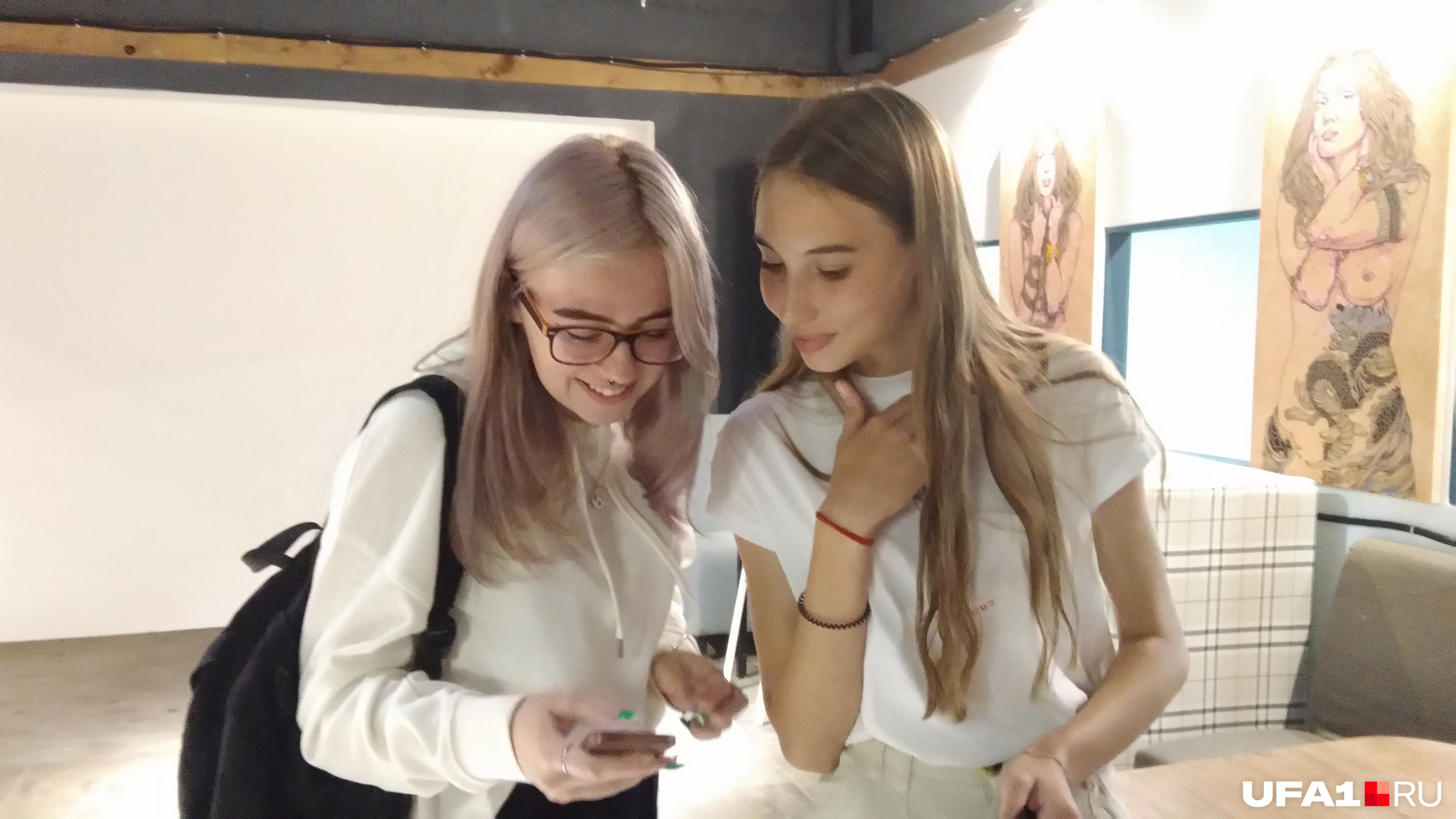 Снимать видео для роликов в Instagram Арине помогает ее подруга