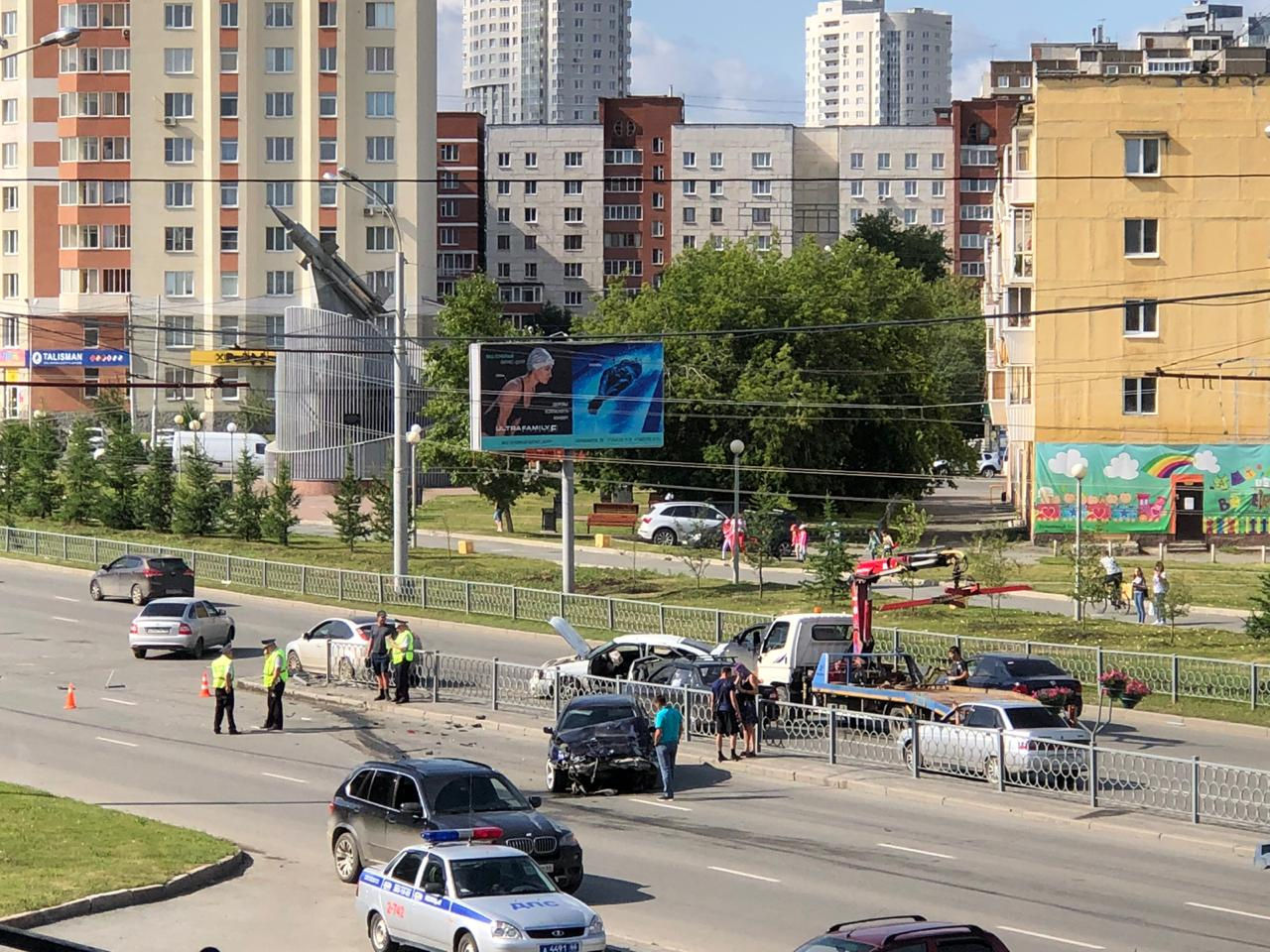 Такая серьезная авария усложнила дорожную ситуацию на проспекте Космонавтов Такая серьезная авария усложнила дорожную ситуацию на проспекте Космонавтов