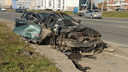 «Стал похож на кабриолет»: BMW снёс столб на оживлённой улице в Челябинске