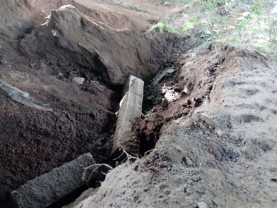Вода размывает основание Вода размывает основание