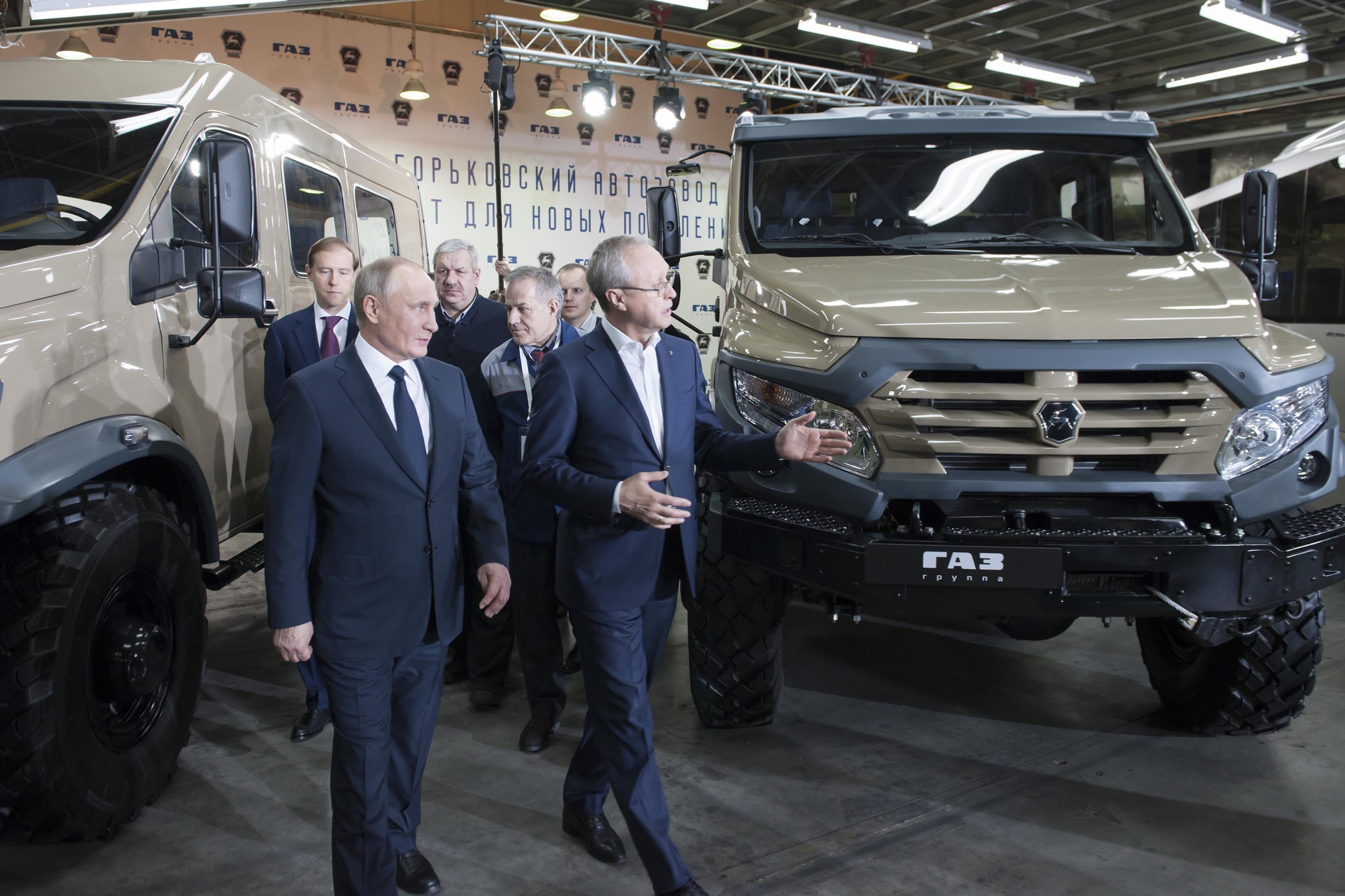 Глава государства осмотрел автомобили, которые выпускают на «ГАЗе», в том числе две новинки: «ГАЗон NEXT» и «Газель NEXT» увеличенной грузоподъемности 