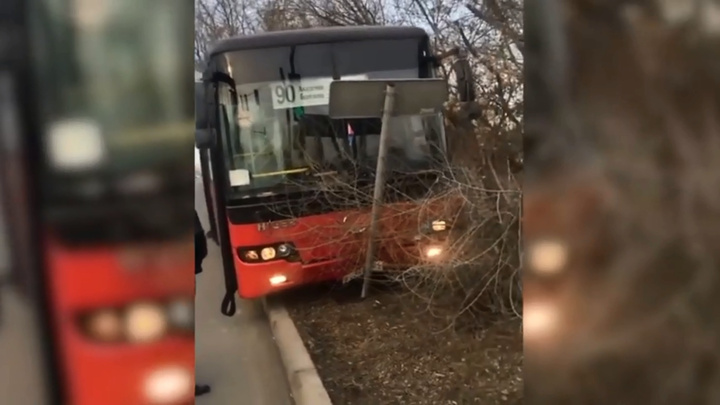 Водитель автобуса снес знак на Семафорной и разгневал пассажиров