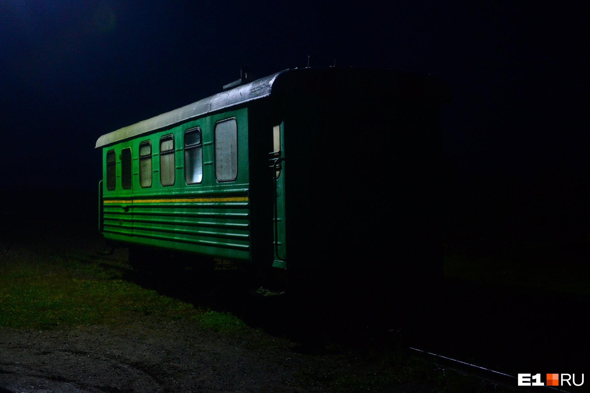 Последний обмен происходит в темноте под писк лютых алапаевских комаров