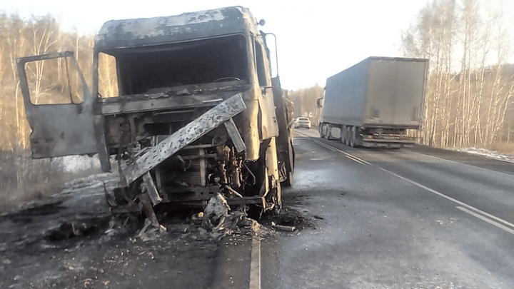 «Перевозили деревянные поддоны»: на трассе М-5 в Челябинской области вспыхнула фура
