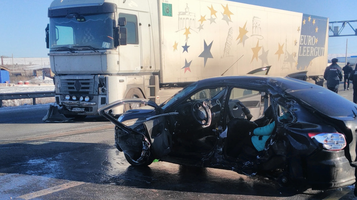 Под Ачитом Lada влетела в грузовик: погибли пассажиры, в том числе беременная женщина