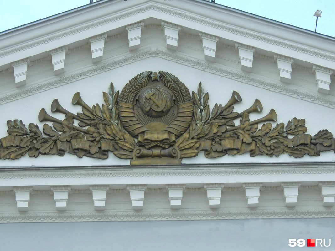 На фронтоне театра — герб, дубовые листья и фанфары На фронтоне театра — герб, дубовые листья и фанфары