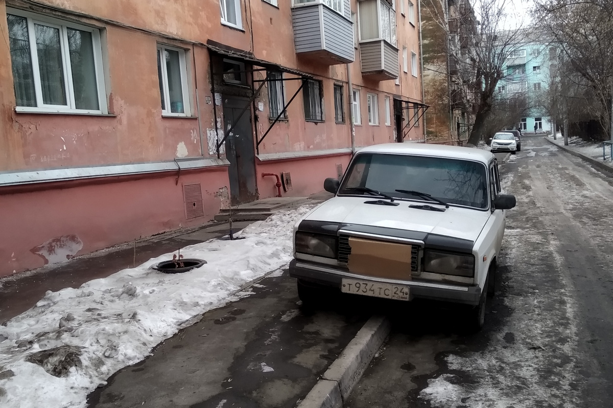 Привычные детали сурового пейзажа из хрущевок и грязного снега Привычные детали сурового пейзажа из хрущевок и грязного снега