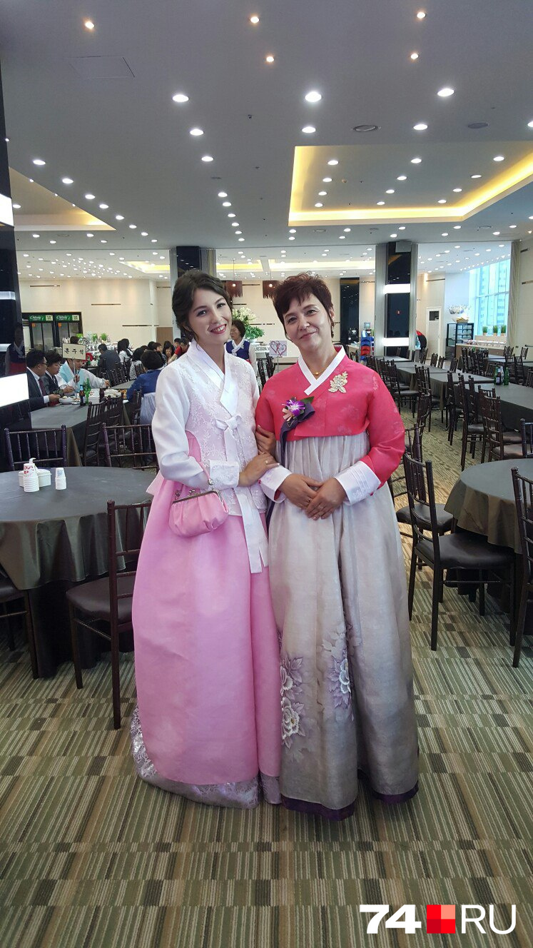 На свадьбу к Зое из Челябинска прилетала её мама. На фото они в ханбоках — национальных костюмах кореянок