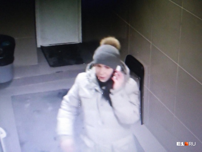 Мария с неизменным мобильником возле уха в спортивном комплексе Верхней Пышмы в день, когда были похищены вещи хоккеистов. Ущерб составил около 200 тысяч рублей