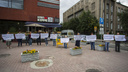 «Хватит издеваться над пенсионерами»: десяток разгневанных дачников пришли с плакатами к Дому быта