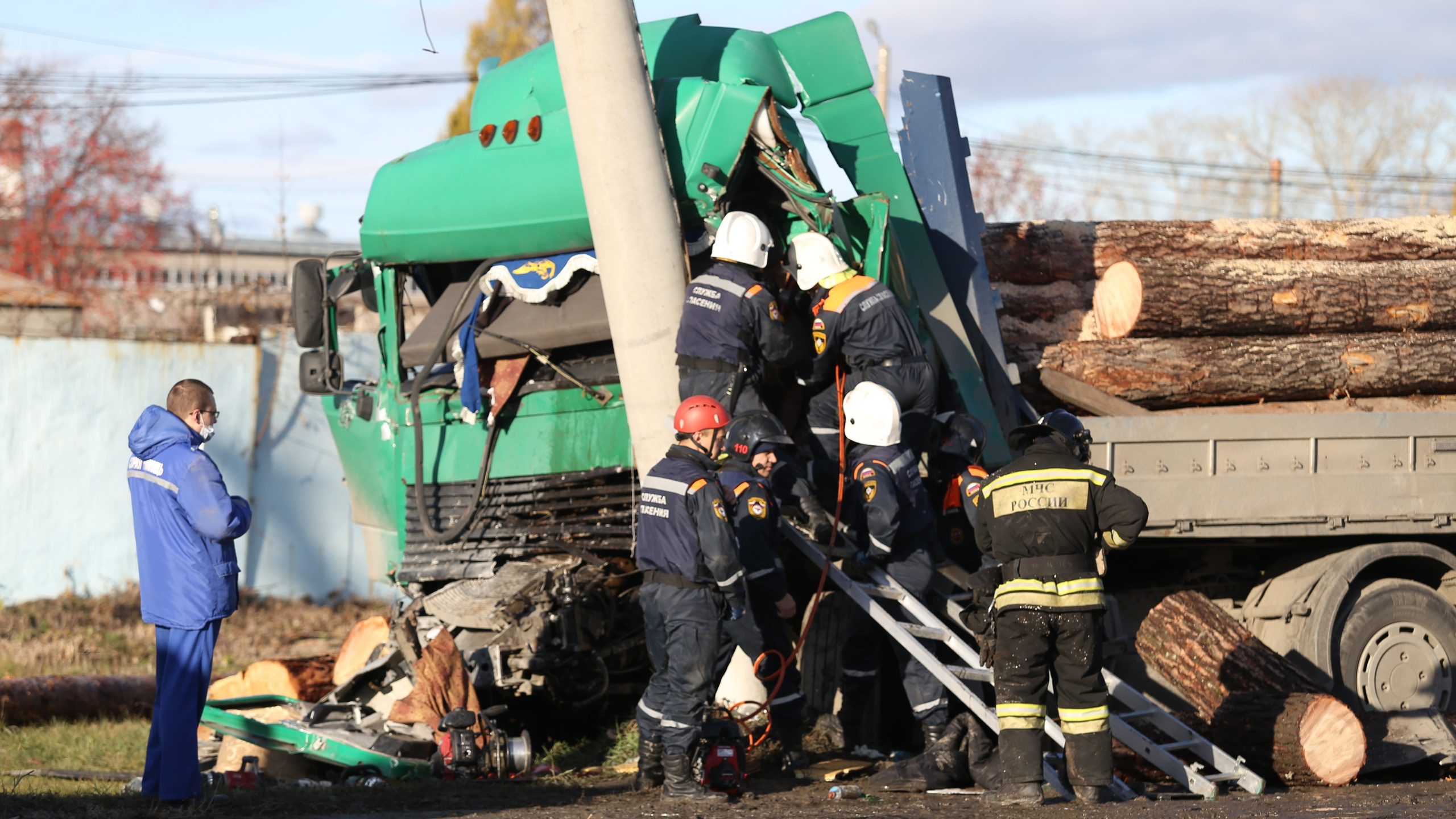 На въезде в Челябинск лесовоз влетел в столб, водитель погиб