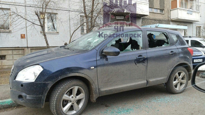 Припаркованному на тротуаре внедорожнику расстреляли лобовое стекло