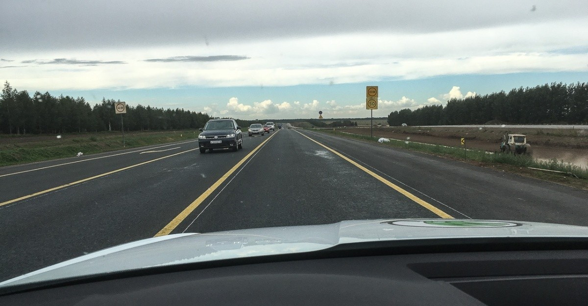 Пример использования временных знаков и разметки: здесь запрещены обгоны, повороты налево, развороты, объезды препятствия и остановка