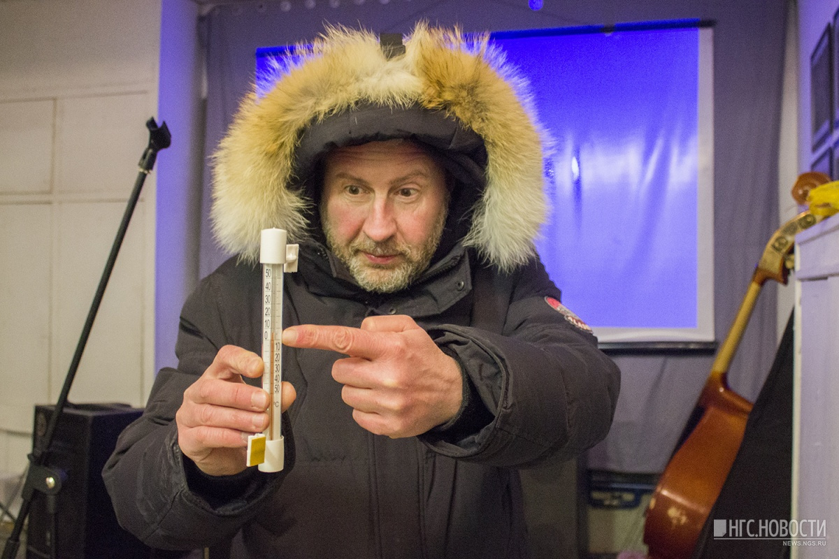 Художник Слава Мизин демонстрирует показания термометра в мастерских фотографов — всего +6 градусов