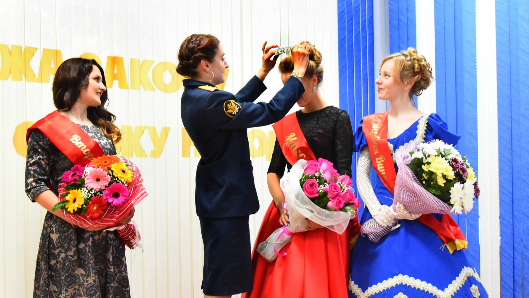 Юлия Перемитина надевает корону Глафире Воробей