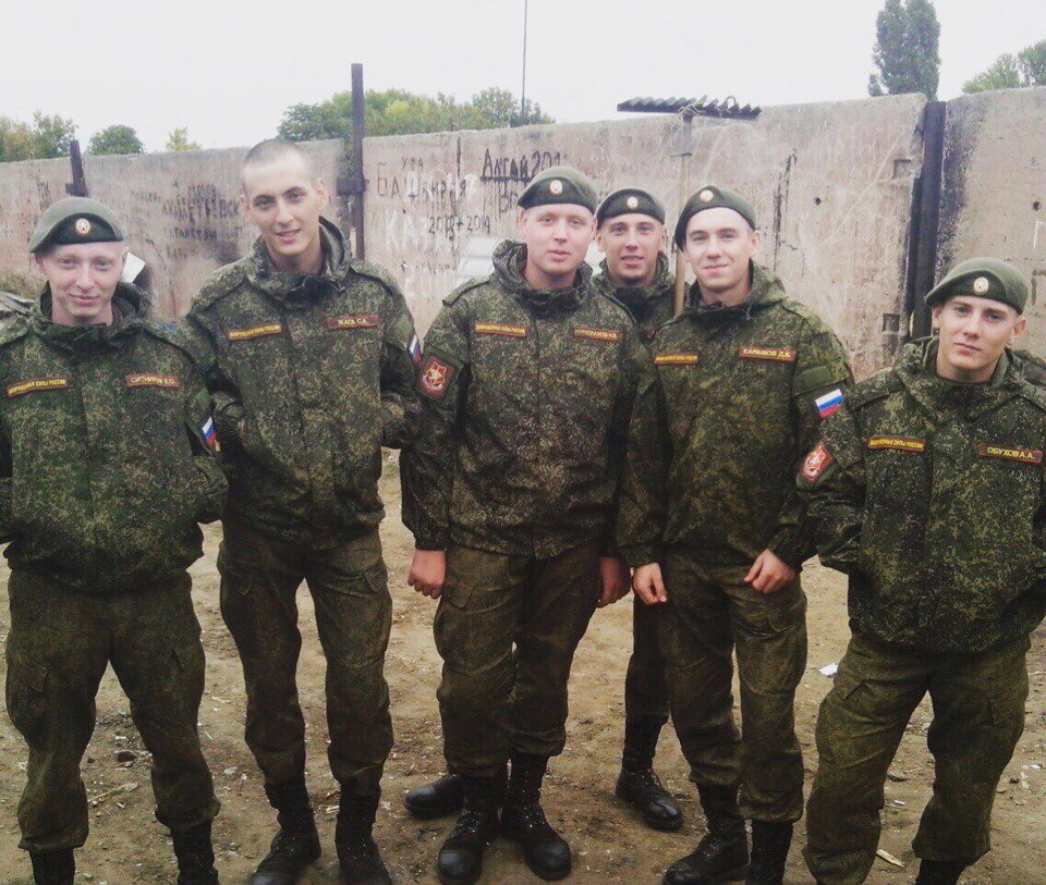 Андрей (крайний справа) ушёл из части 11 ноября, не посвящая в свои планы сослуживцев