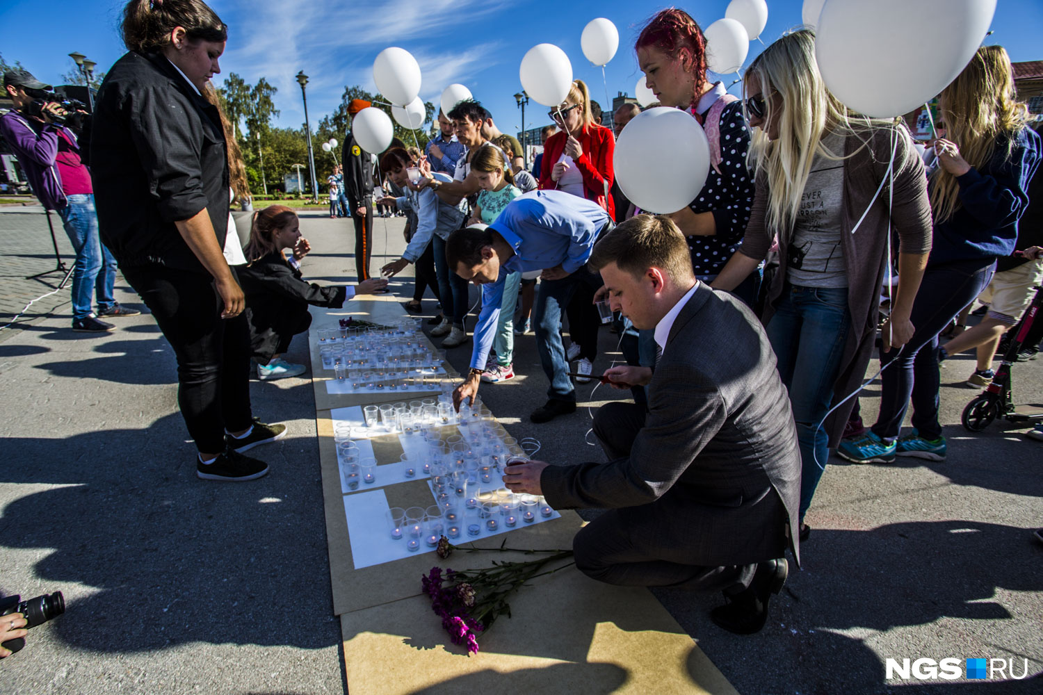 Участники акции зажгли сотни свечей и расставили их на листе с буквами «БЕСЛАН»