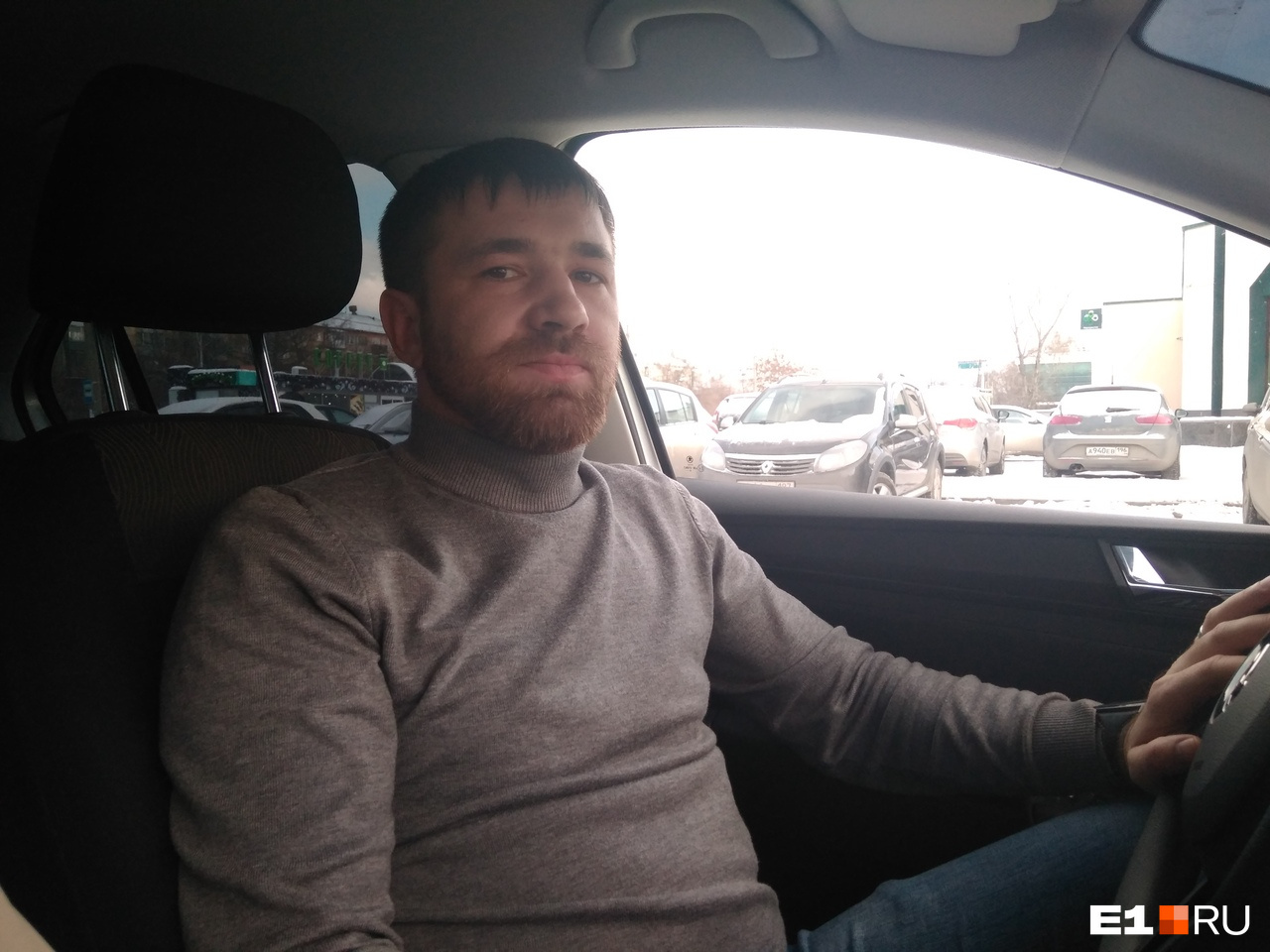 У Павла больше 30 машин, которые он сдает в аренду для работы в «Яндекс.Такси», но формально владельцем таксопарка он не является