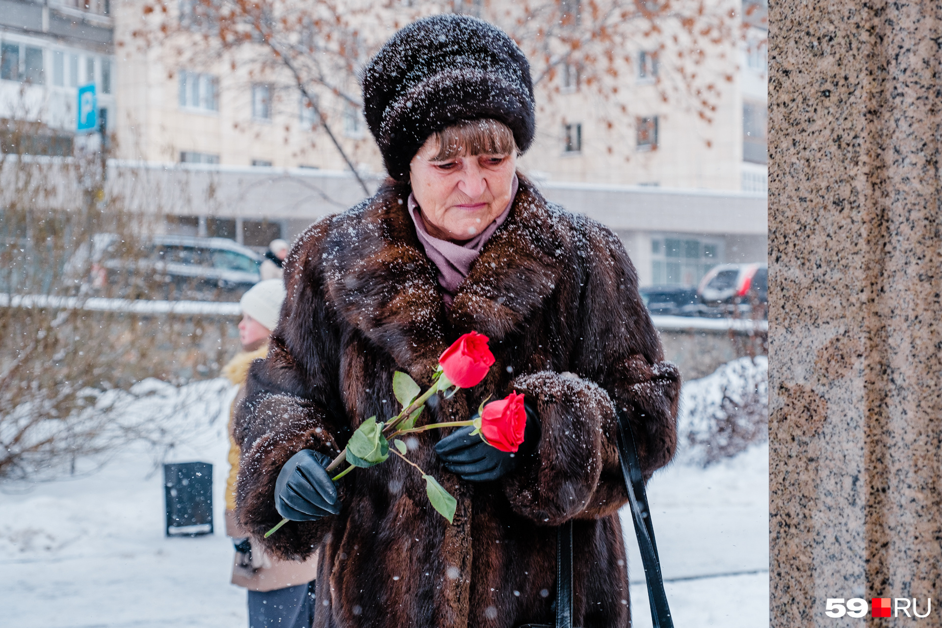 Люди несут не только традиционные гвоздики Люди несут не только традиционные гвоздики