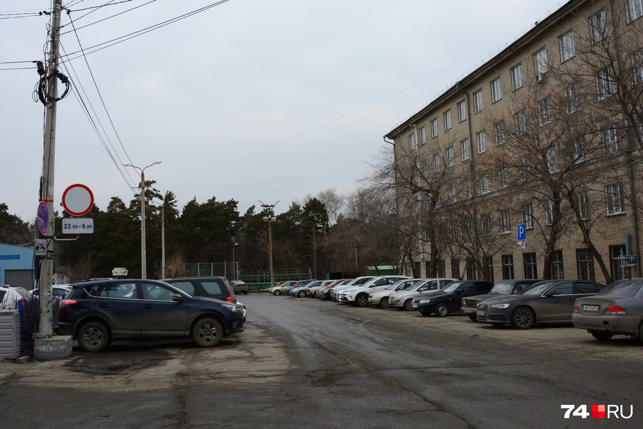 Площадка перед студенческой поликлиникой разрешает парковку, но движение по ней в ночные часы запрещено (исключение — сотрудники медучреждения) Площадка перед студенческой поликлиникой разрешает парковку, но движение по ней в ночные часы запрещено (исключение — сотрудники медучреждения)