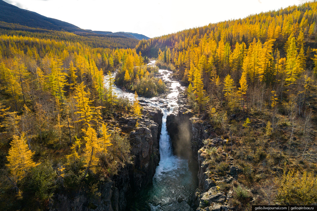 Здесь находится самый большой в России водопад прямого падения — Кандинский. Его высота 108 метров<br>