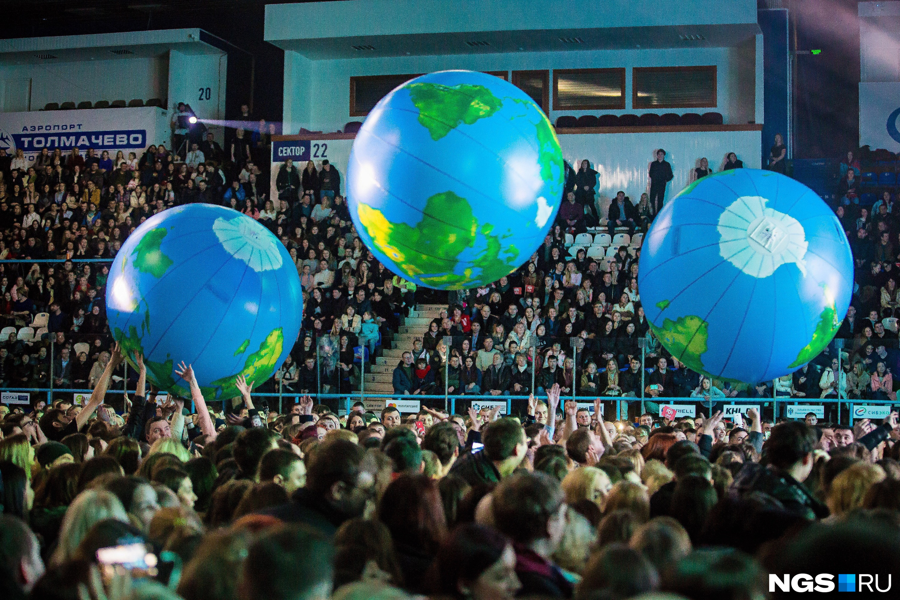 Надувные шары в виде планеты Земля пользовались у зрителей чуть ли не большей популярностью, чем звёзды