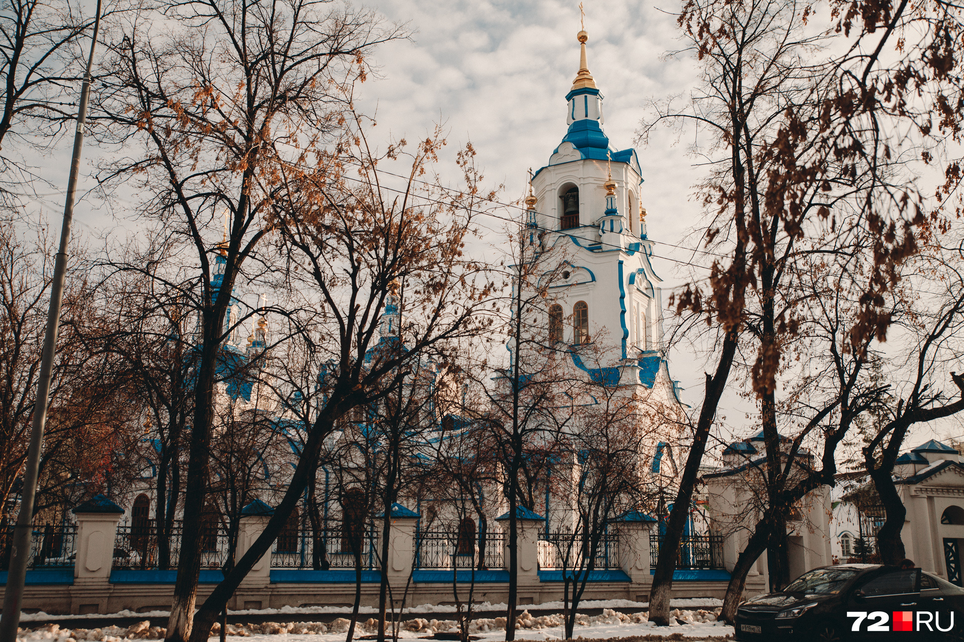 По соседству (на Семакова, 13) возвышается Знаменский собор. Именно отсюда чаще всего мы делаем для вас фоторепортажи с рождественских богослужений
