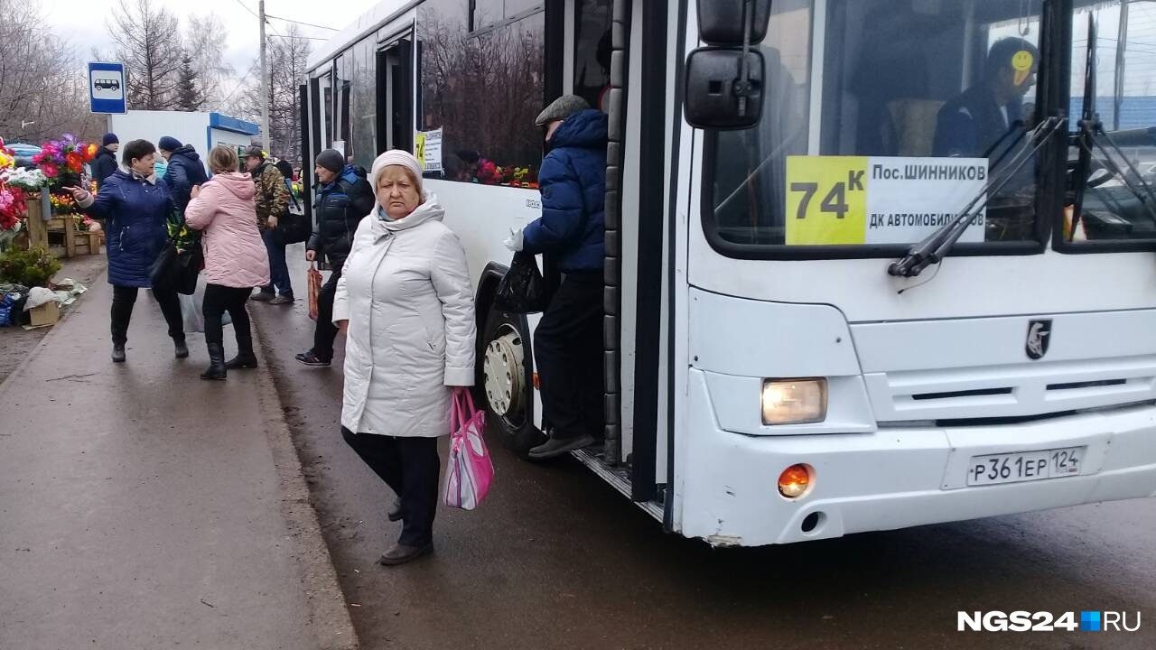 Автобусы переполнены людьми Автобусы переполнены людьми