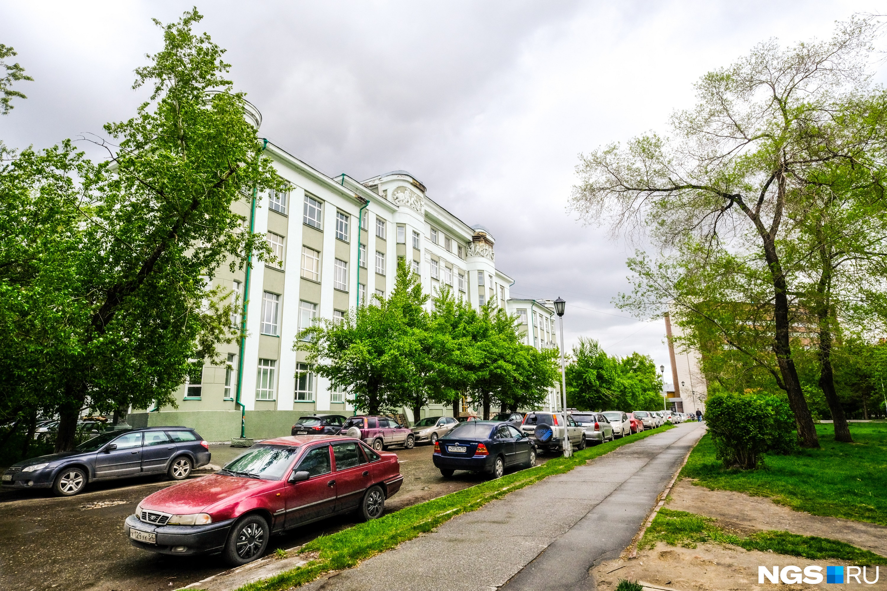 Преступники угоняли автомобили с парковок в центре Новосибирска 