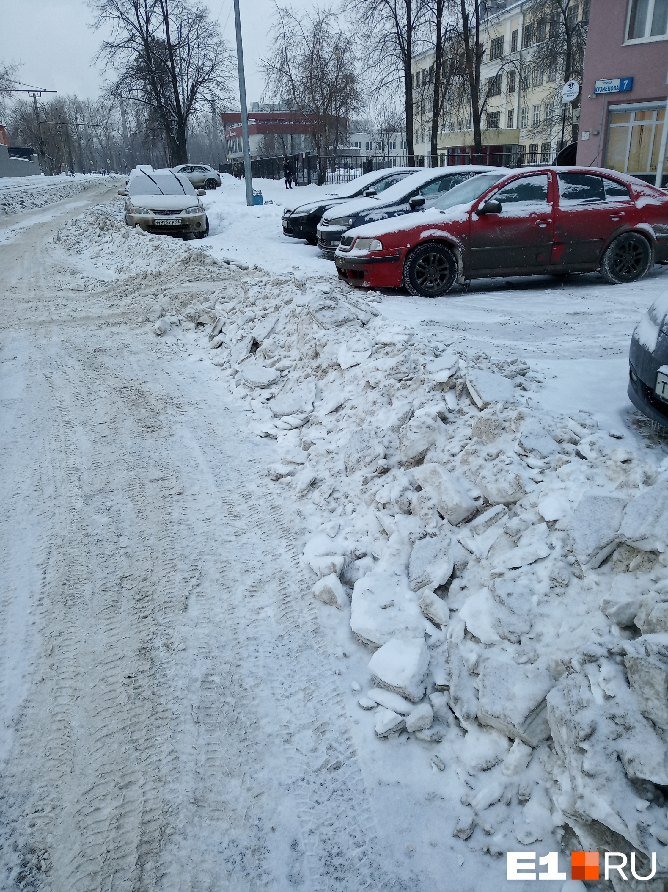 Не убирают снег во дворе. Снег во дворе. Двор завален снегом. Заваленные снегом дороги. Завалы снега во дворах.