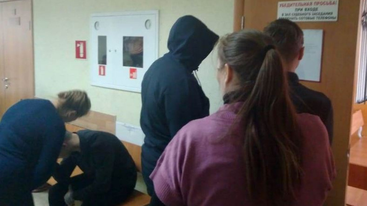 Пинали, скандируя «Россия»: в суде показали видео, как подростки убивали инвалида в Березовском