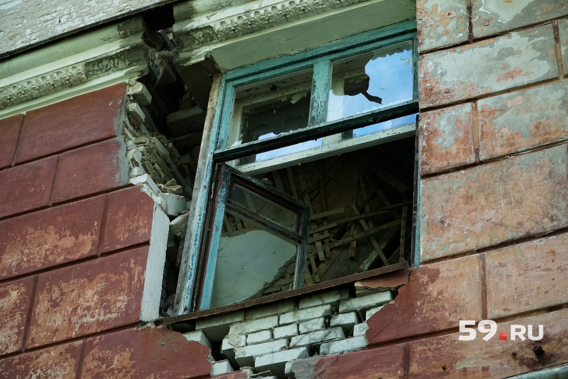 Через окна видно упавшие перекрытия