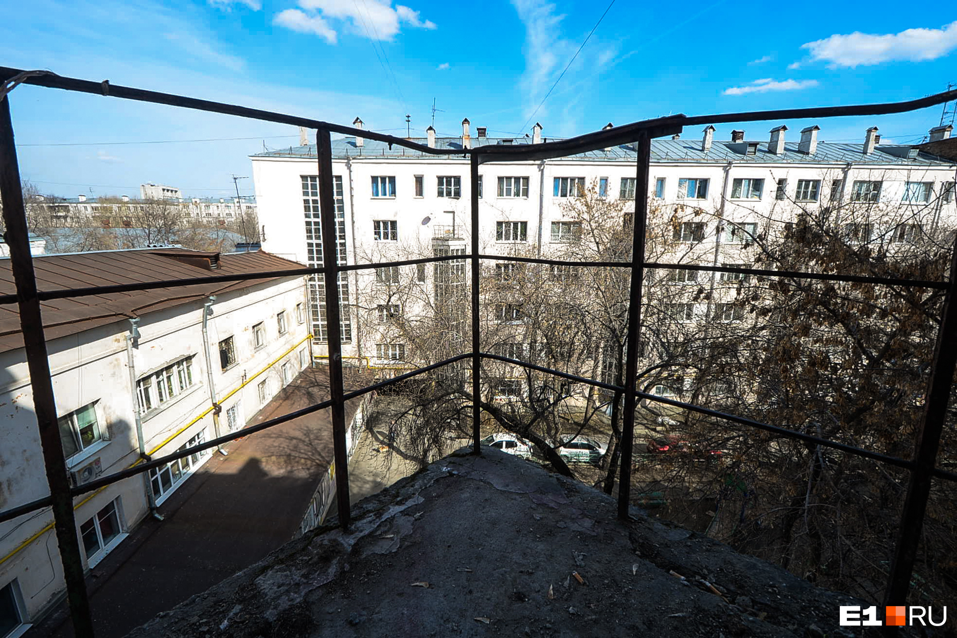 Есть общие балкончики, с которых видно внутренний двор