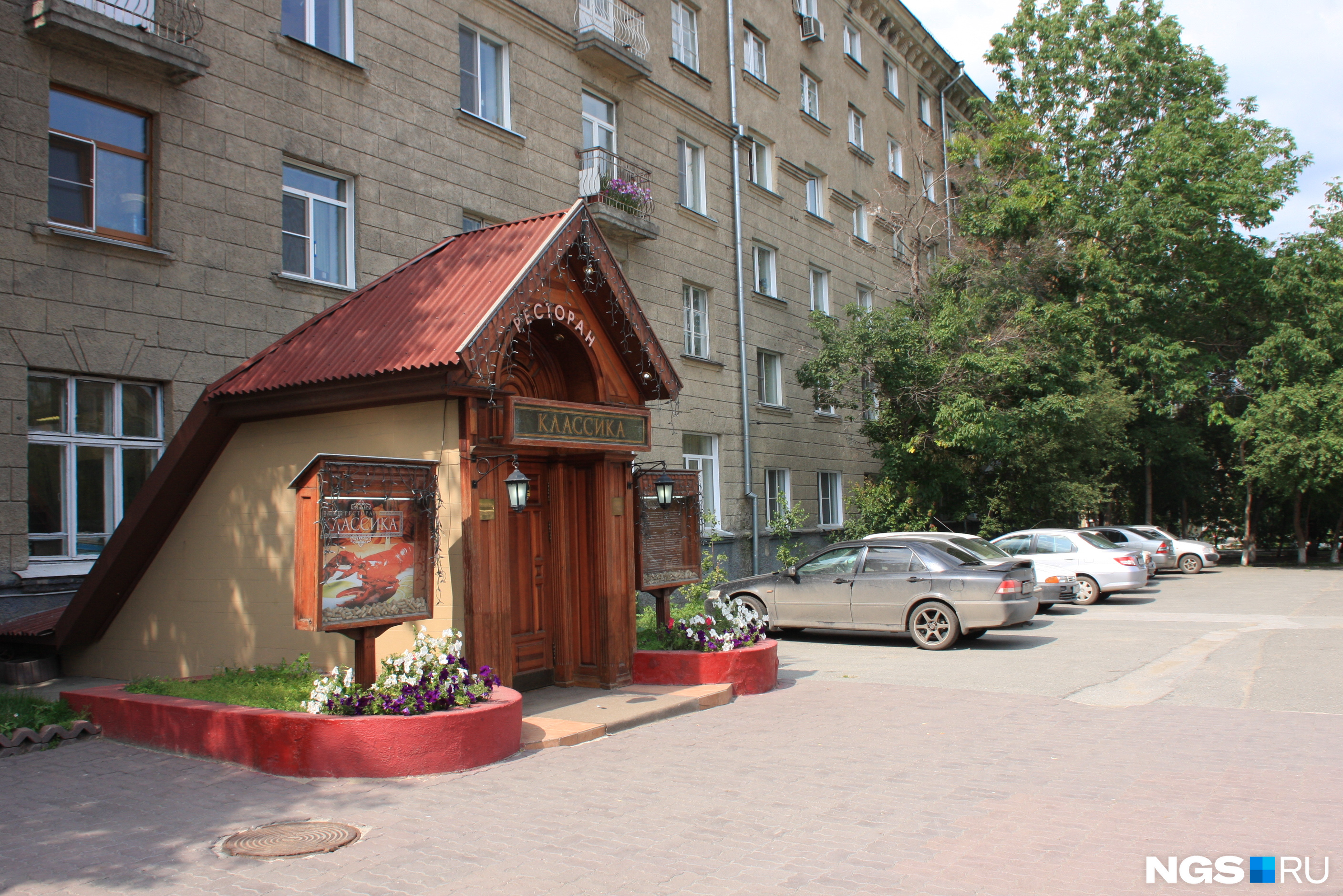 Подвал на углу Красного проспекта и улицы Достоевского — чемпион по количеству заведений, которые здесь работали в разное время