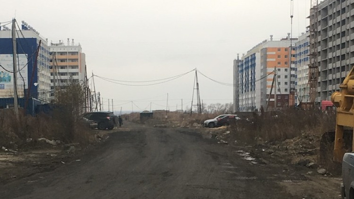 Как дождь — так непроходимая грязь: власти пообещали сделать дорогу в новом микрорайоне Челябинска