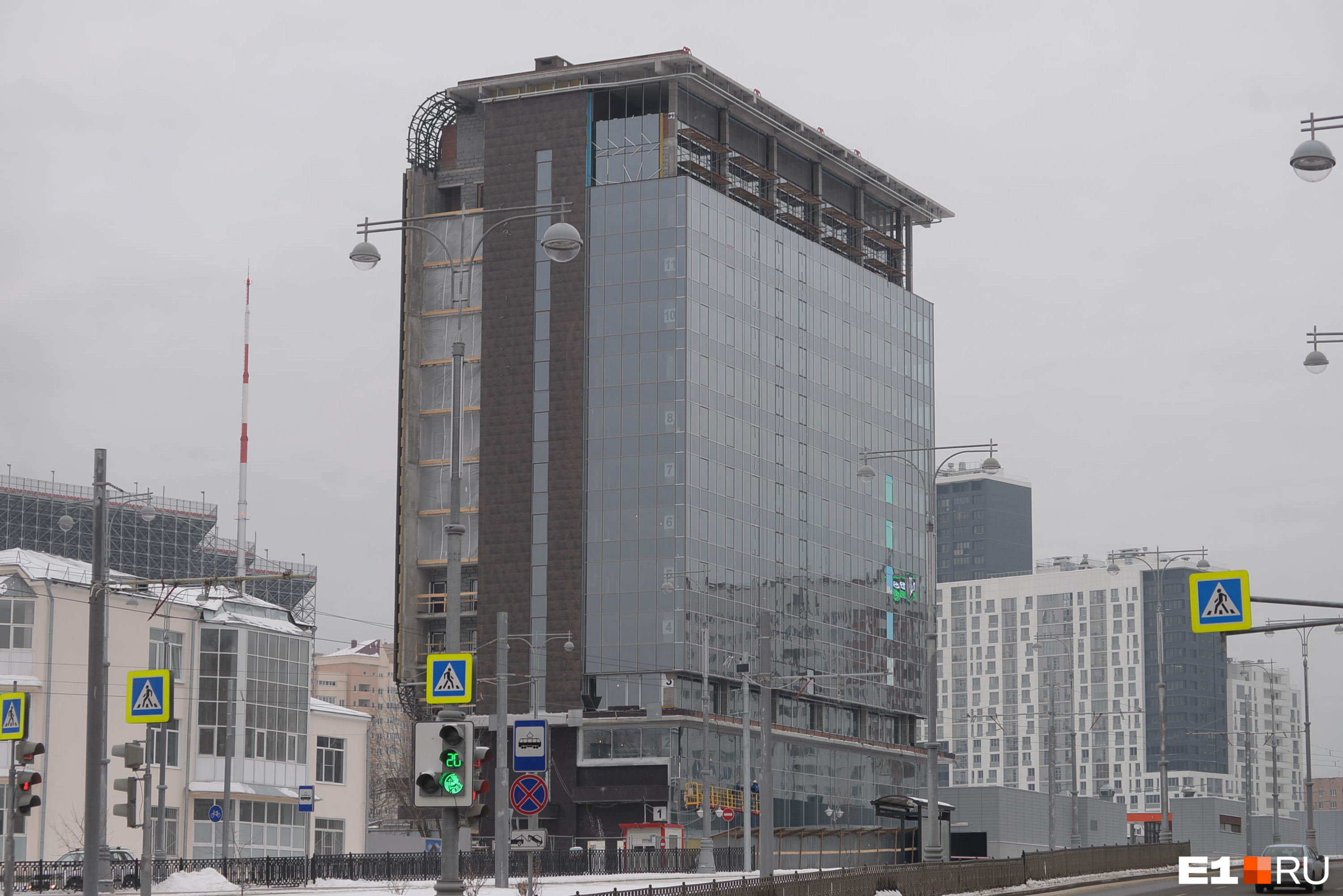 Второй «Хаятт» у Центрального стадиона УГМК не успела достроить к чемпионату мира по футболу. Но обещают сдать весной следующего года<br>