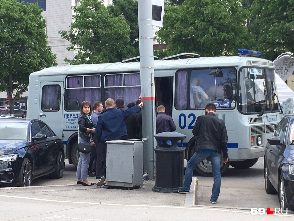 Автобус полиции стоит на улице Ленина