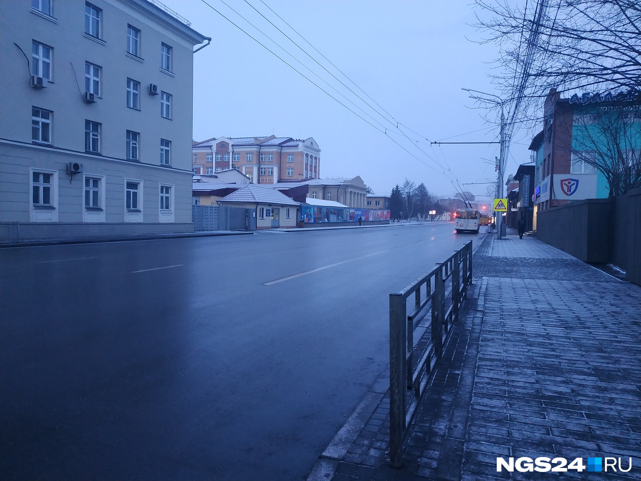 В центре снег сразу тает В центре снег сразу тает
