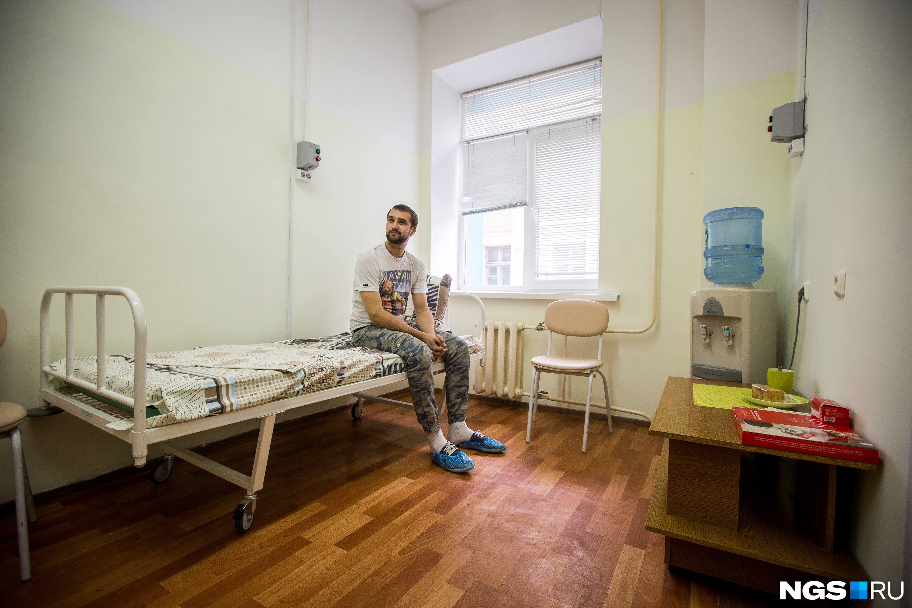 Пациенты получают медицинскую помощь бесплатно по ОМС. На фото — пациент из Новосибирска, ждущий операции по удалению липом (образований из жировой ткани)
