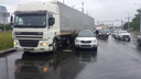 Фура зацепила катафалк: ДТП с тремя машинами парализовало Московское шоссе
