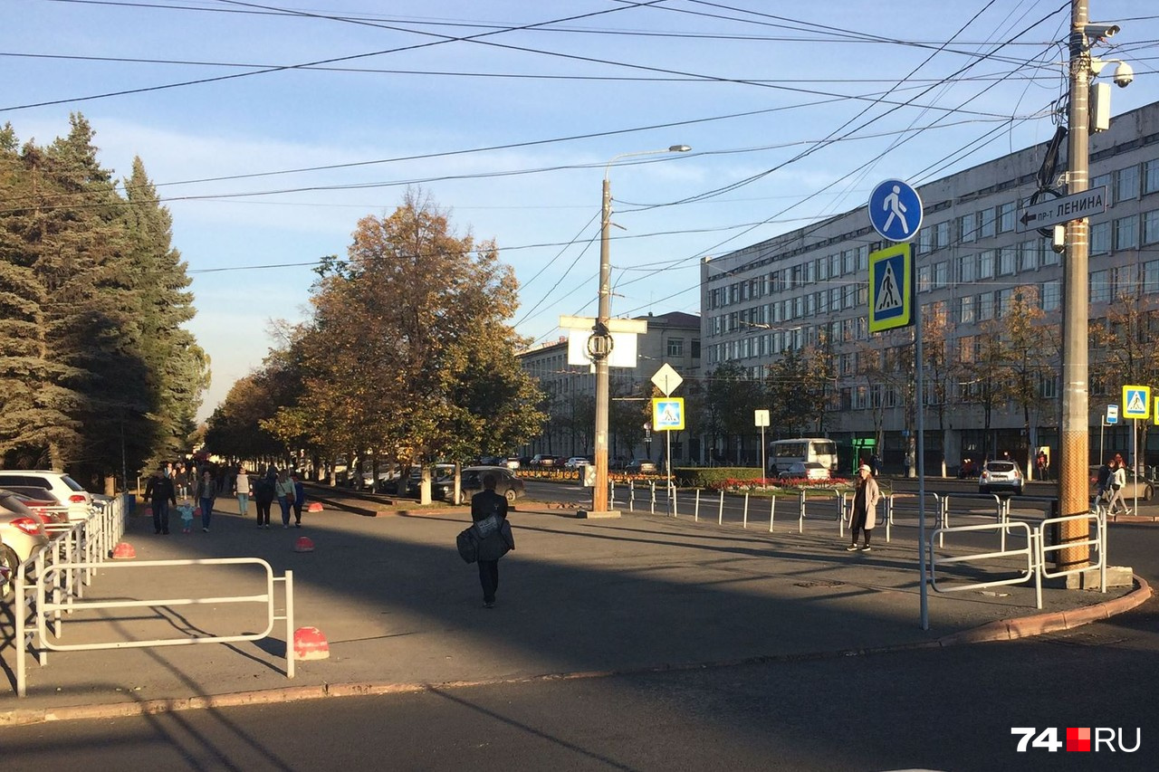 Съезд на спорный участок с этой стороны запрещён в явном виде: помимо нарушения знака «Пешеходная дорожка», для этого придётся проехать вдоль пешеходного перехода, который, очевидно, ведёт на тротуар Съезд на спорный участок с этой стороны запрещён в явном виде: помимо нарушения знака «Пешеходная дорожка», для этого придётся проехать вдоль пешеходного перехода, который, очевидно, ведёт на тротуар
