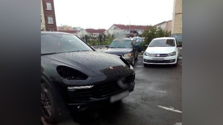Porsche Cayenne, припаркованный в челябинском дворе, остался без фар