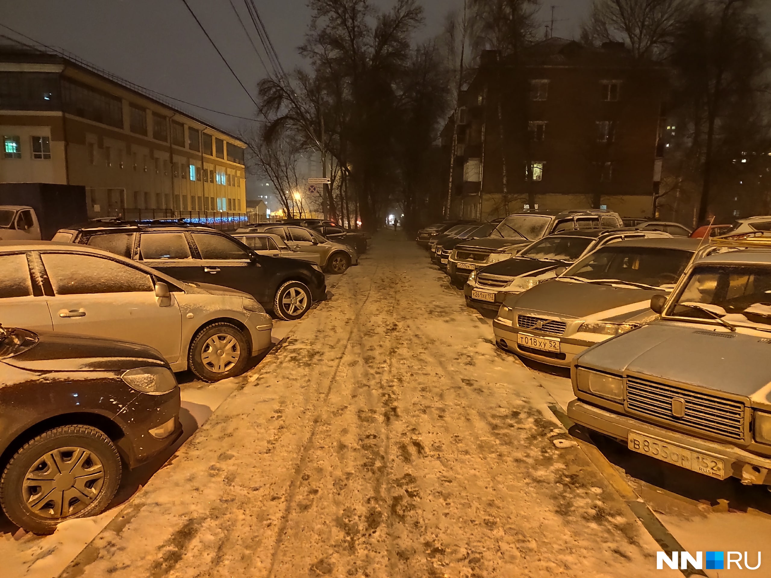 Припаркованные авто припорошило последним снегом в году<br><br>