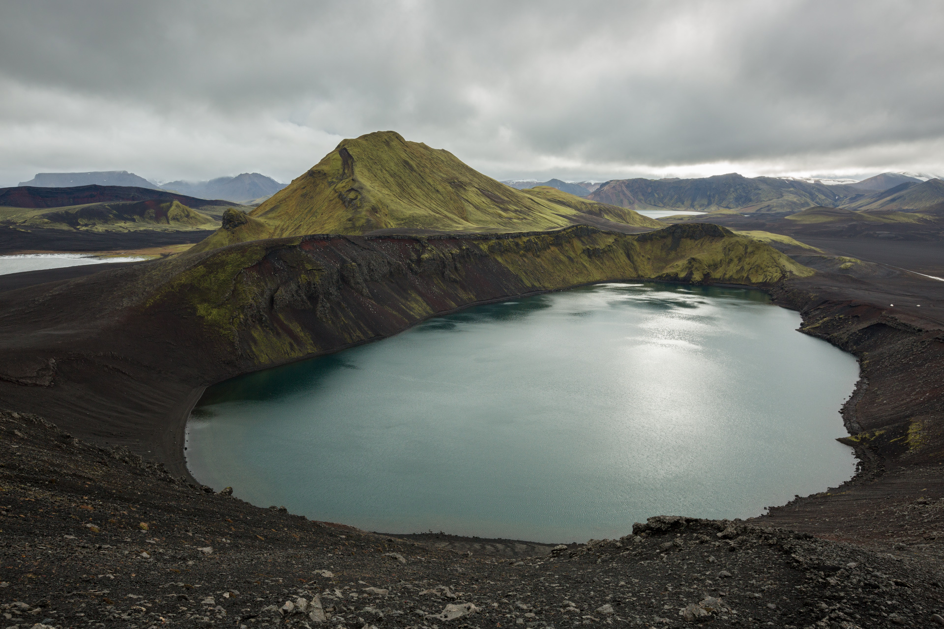 Озёра в Исландии образуются в кратерах потухших вулканов